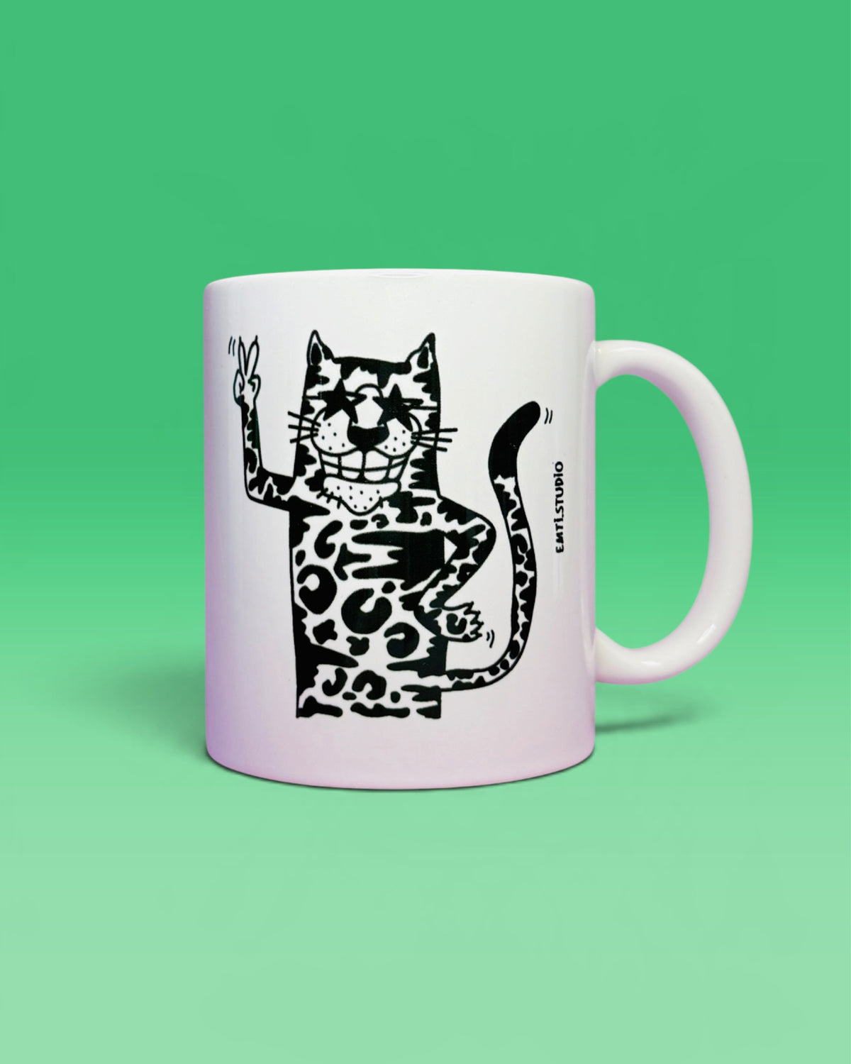 Weisse Tasse mit einem gezeichneten Leoparden, der ein Peace-Zeichen macht