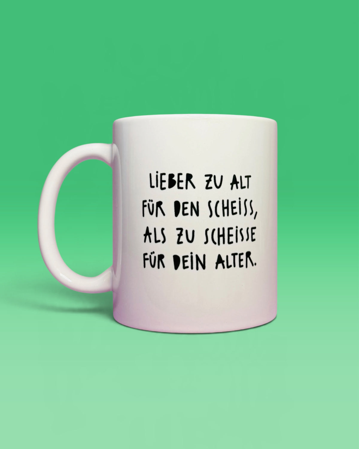 Rückseite der Tasse mit dem Schriftzug „Lieber zu alt für den Scheiß, als zu scheiße für dein Alter.“