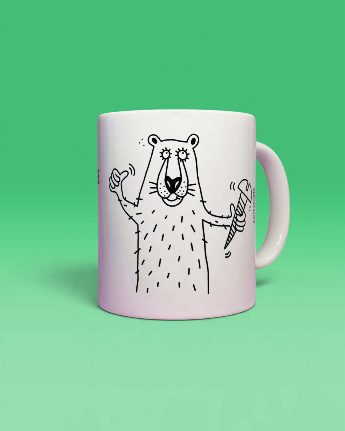 Weisse Tasse mit einem gezeichneten Bären, der eine Schraube hält