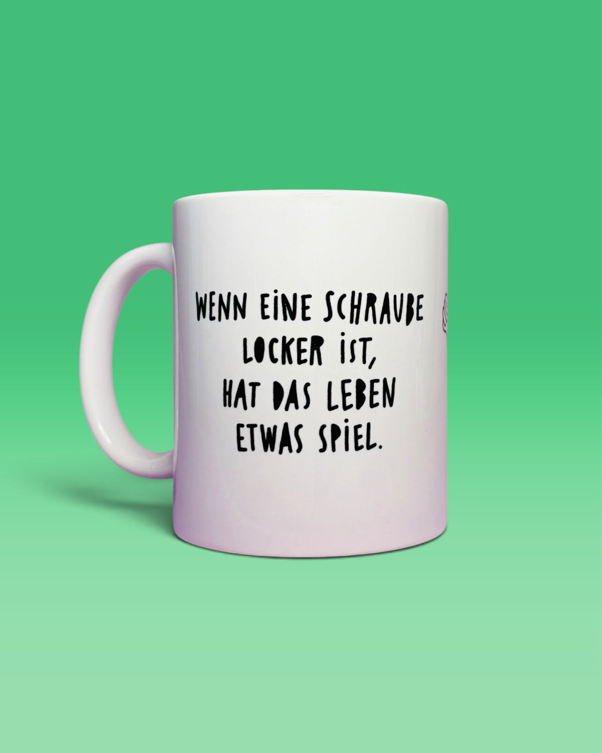 Rückseite der Tasse mit dem Schriftzug „Wenn eine Schraube locker ist, hat das Leben etwas Spiel.“