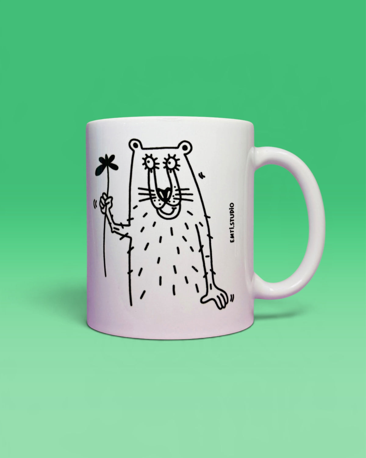 Weisse Tasse mit einem gezeichneten Bären, der eine Blume hält