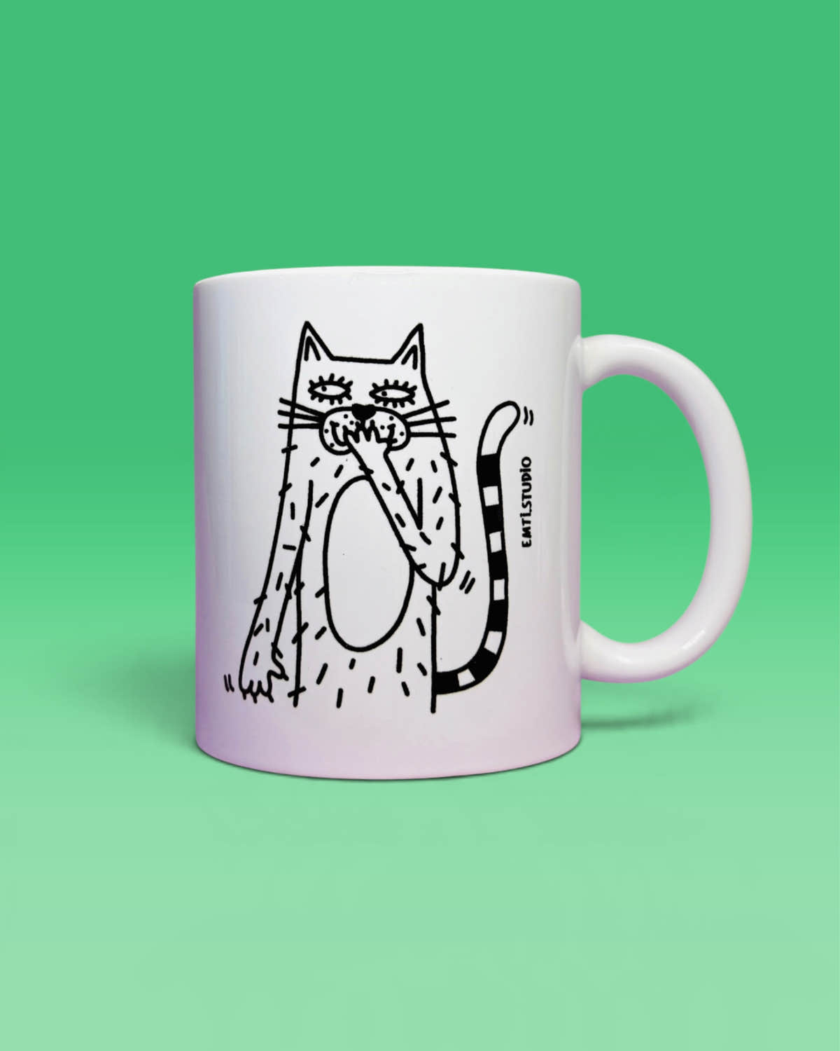 Weisse Tasse mit einer gezeichneten Katze mit Ringelschwanz