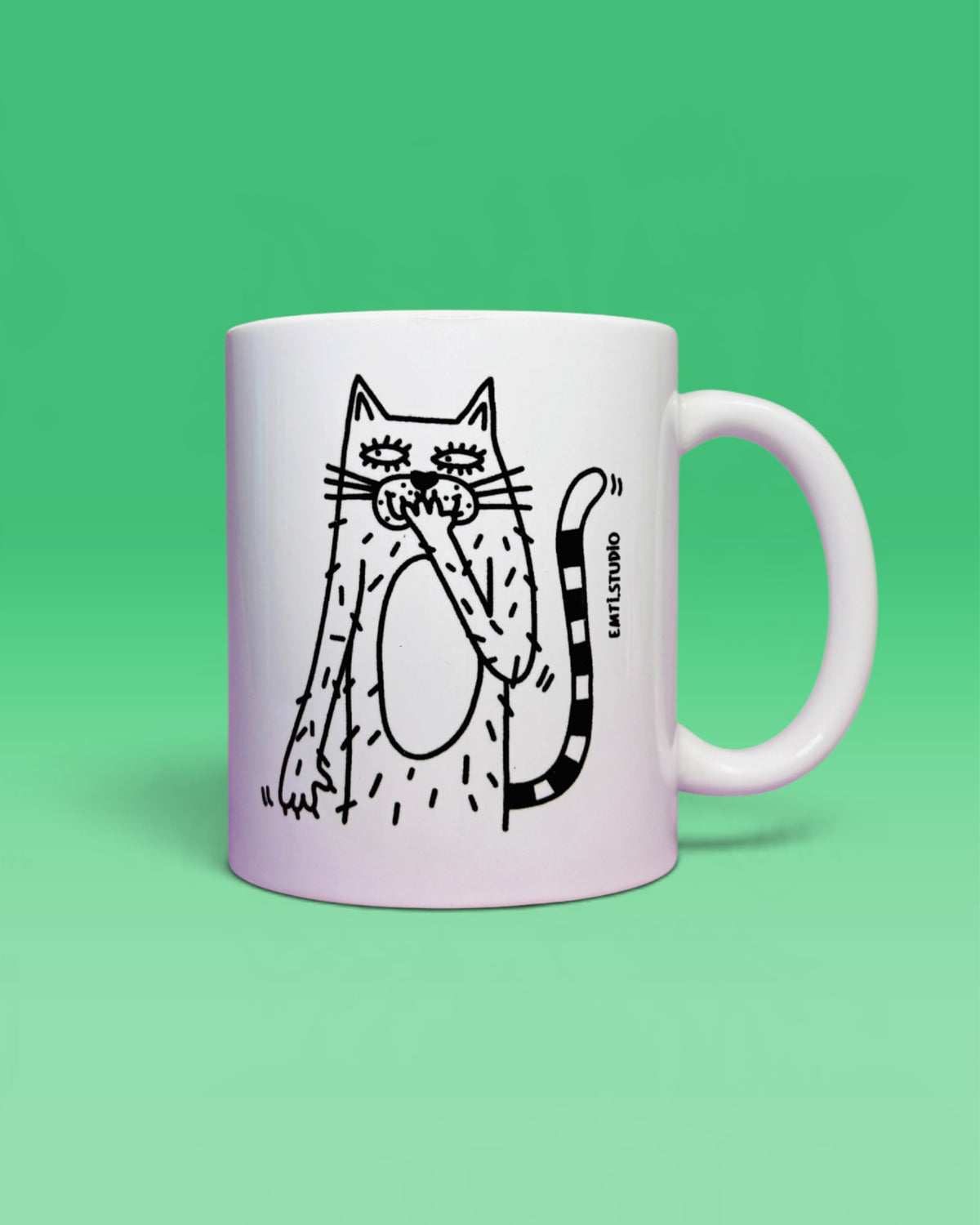 Weisse Tasse mit einer gezeichneten Katze mit Ringelschwanz