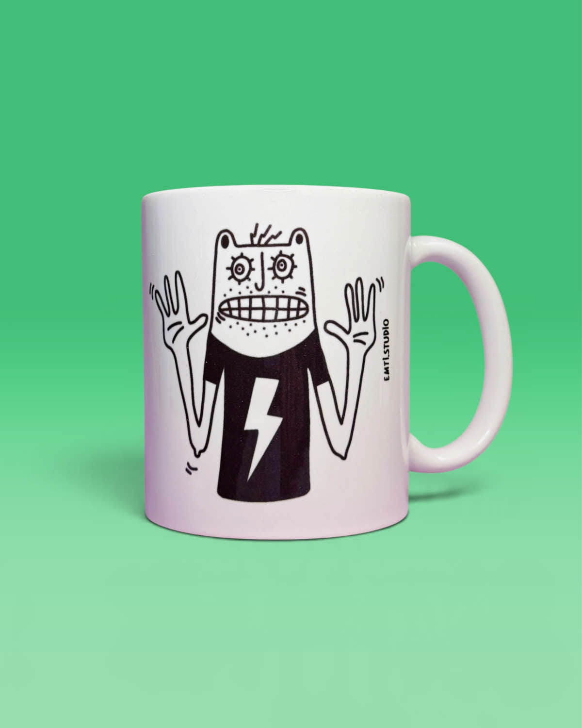 Weisse Tasse mit einer gezeichneten Figur im Blitz-Shirt, die die Hände hebt
