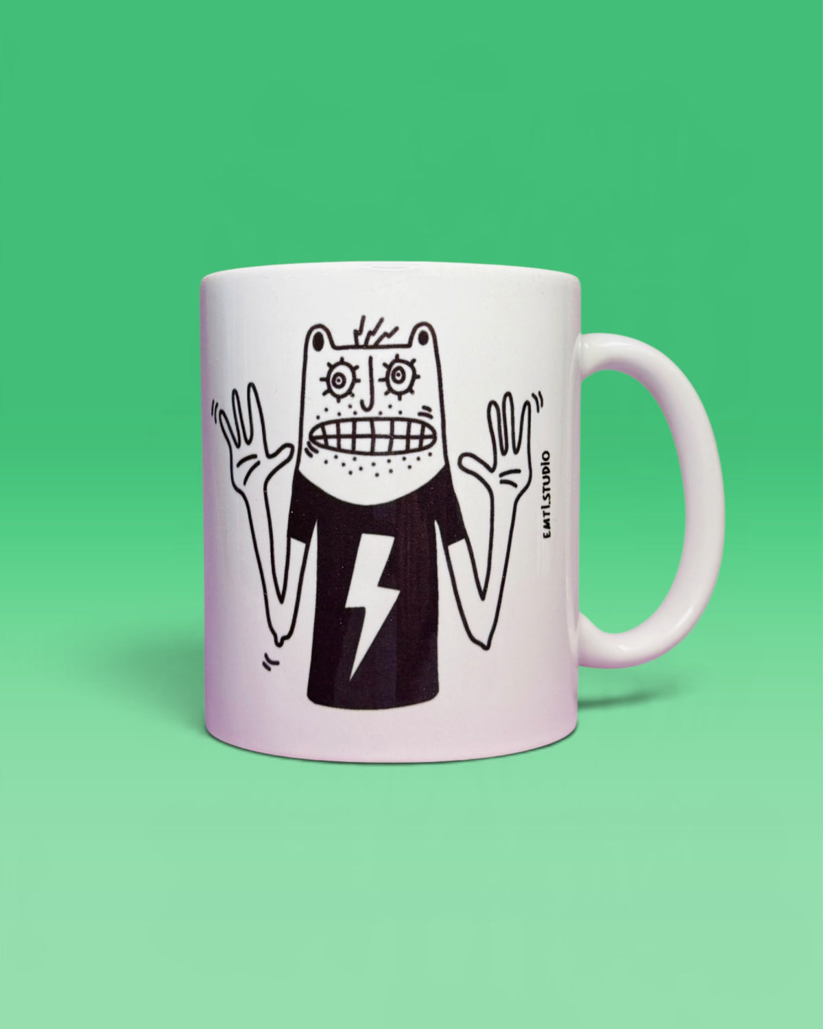 Weisse Tasse mit einer gezeichneten Figur im Blitz-Shirt, die die Hände hebt