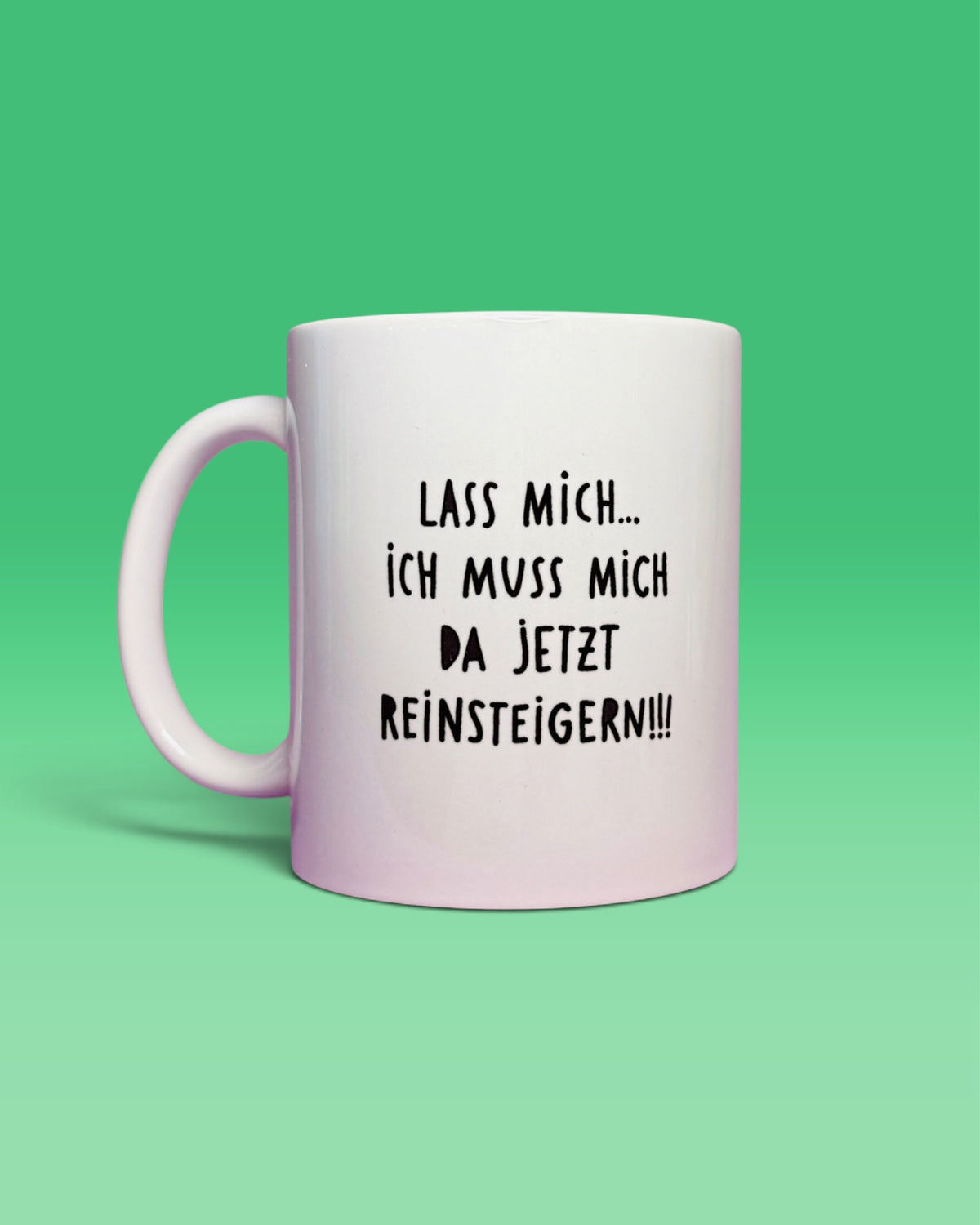 Rückseite der Tasse mit dem Schriftzug „Lass mich… ich muss mich da jetzt reinsteigern!“