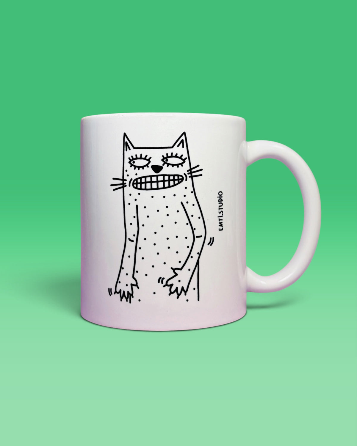 Weisse Tasse mit einer gezeichneten Katze mit Wimpern und breitem Grinsen