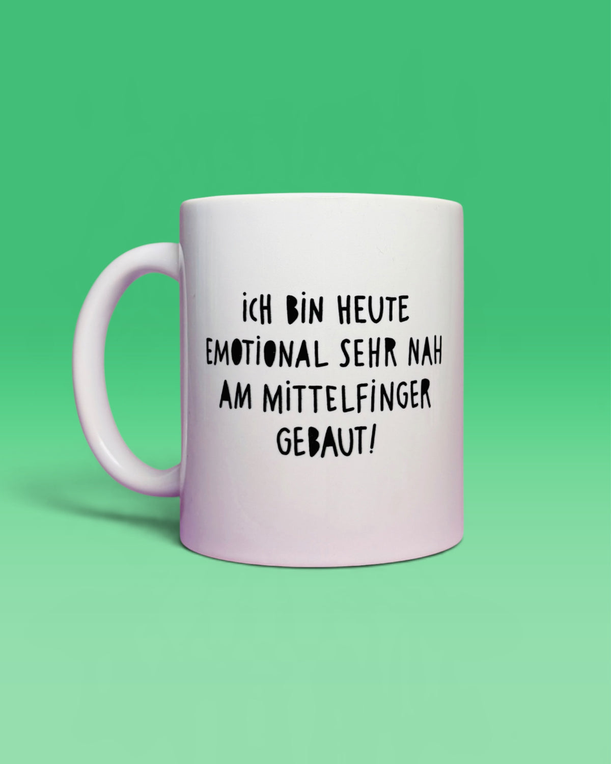 Rückseite der Tasse mit dem Schriftzug „Ich bin heute emotional sehr nah am Mittelfinger gebaut!“