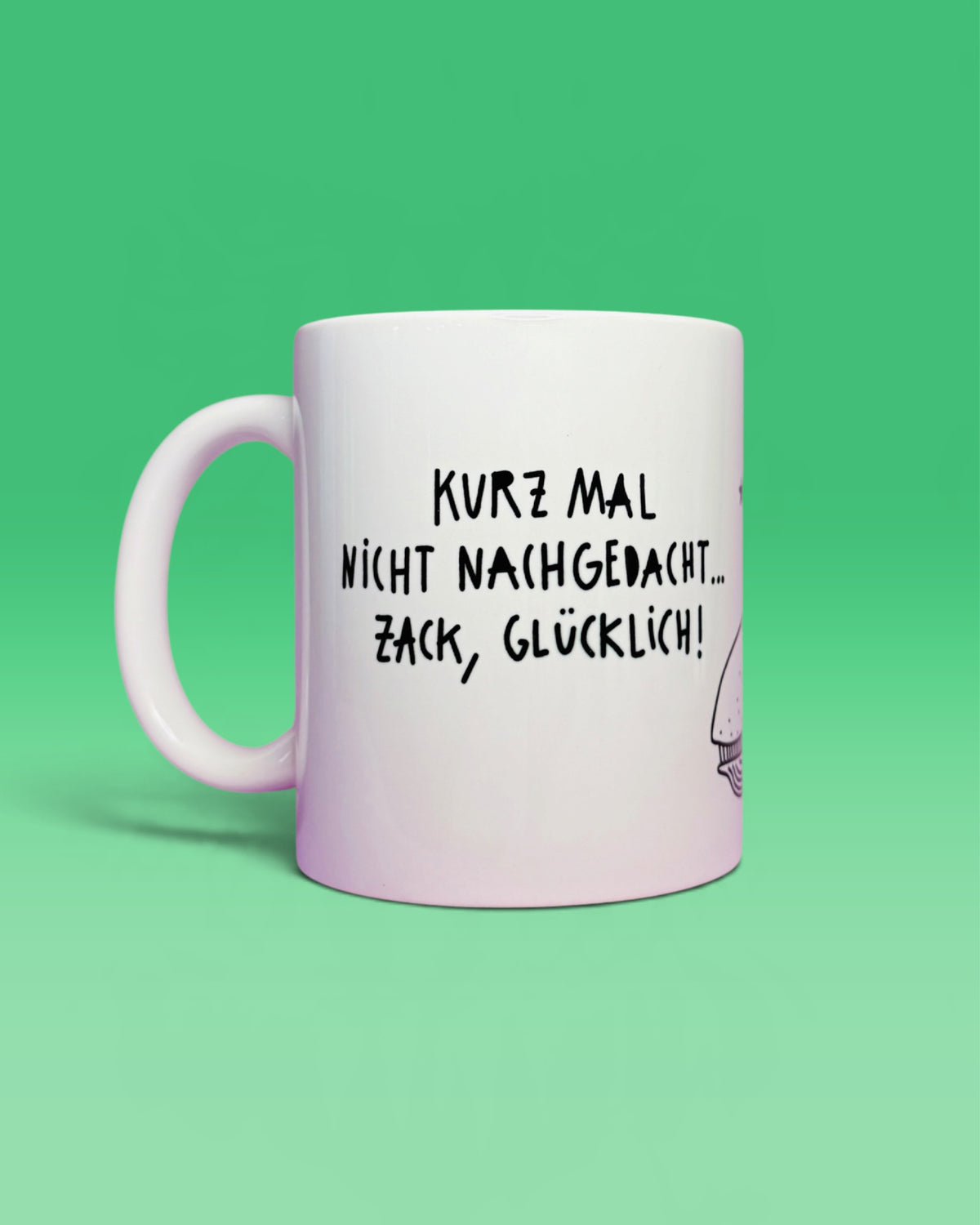 Rückseite der Tasse mit dem Schriftzug „Kurz mal nicht nachgedacht… zack, glücklich!“