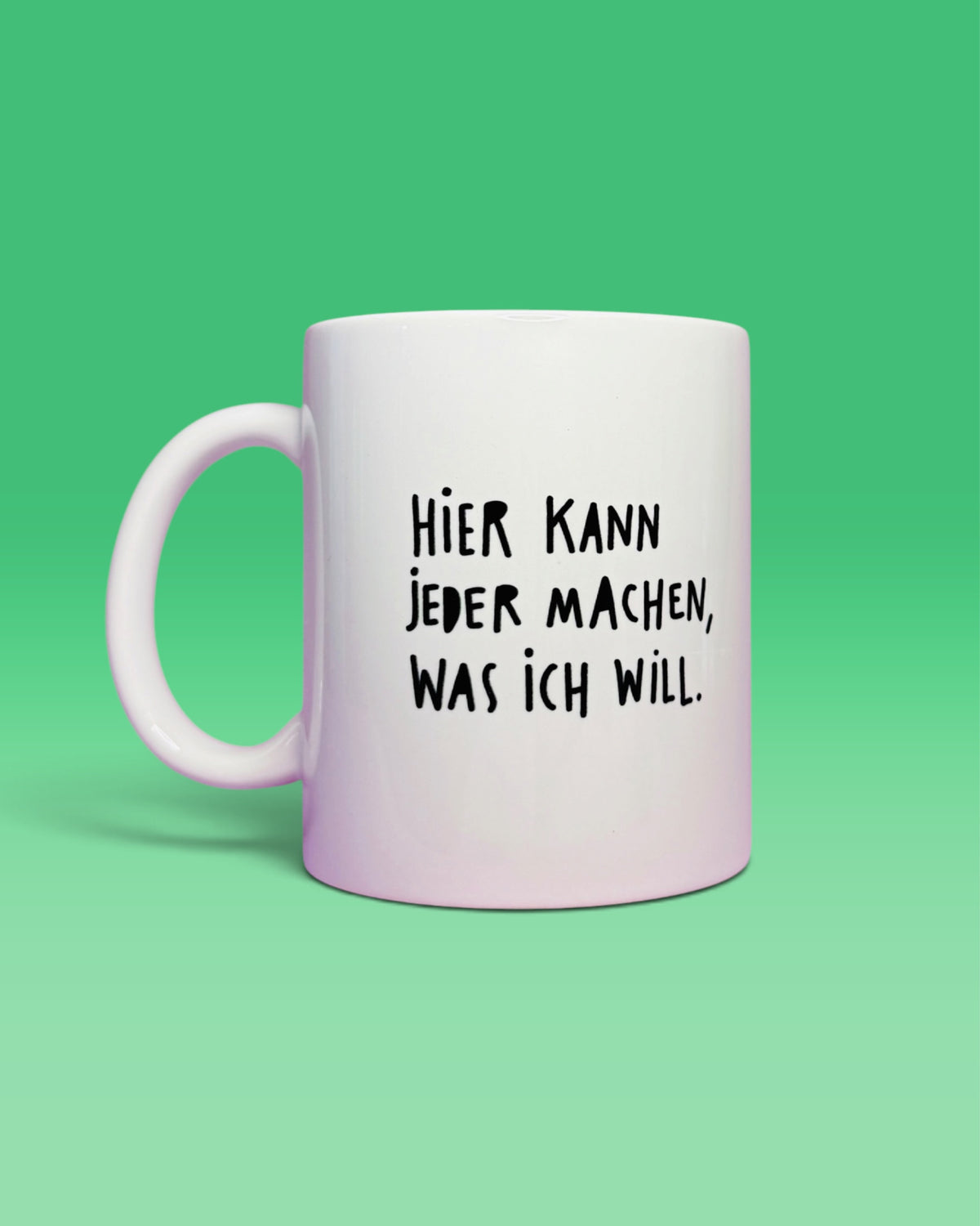 Rückseite der Tasse mit dem Schriftzug „Hier kann jeder machen, was ich will.“