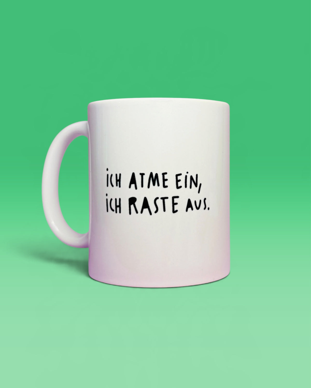 Rückseite der Tasse mit dem Schriftzug „Ich atme ein, ich raste aus.“