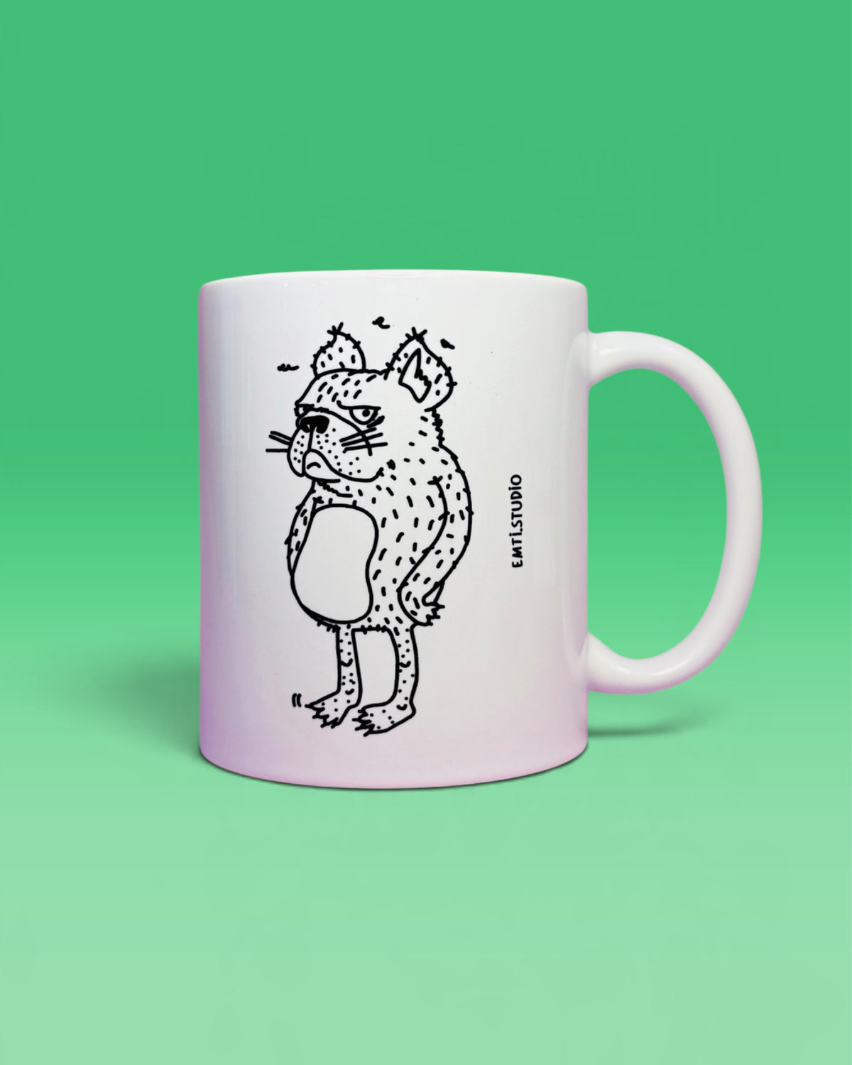 Weisse Tasse mit einem gezeichneten, grimmig guckenden Hund