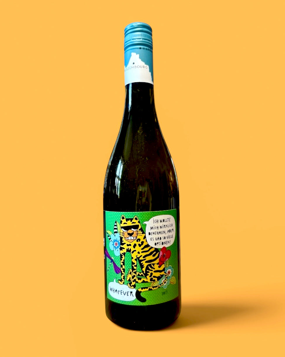 Weinflasche vor orangem Grund, Etikett „Spritz & Witz“ von Jean Rapp und EMTI: ein gelber Leopard mit Sonnenbrille zwischen Blumen und einer Libelle, Sprechblasen „Ich wollte mich wirklich benehmen, aber es gab so viele Optionen!“ und „Whatever“