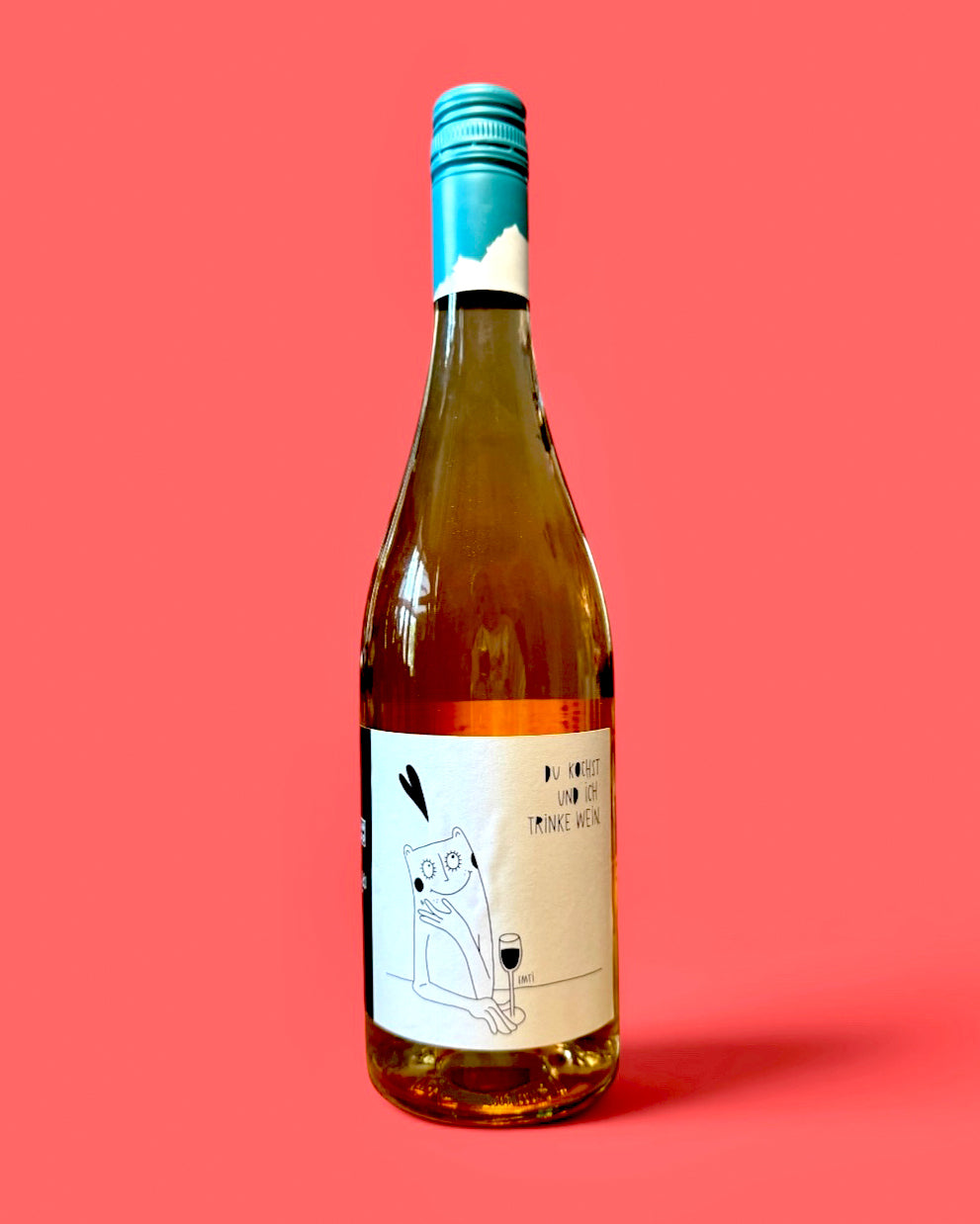 Roséflasche vor korallrotem Grund, Etikett „Vino Wisdom“ von Jean Rapp und EMTI, schwarz-weiße Zeichnung: eine Figur mit Hand an der Wange neben einem Weinglas, dazu „Du kochst und ich trinke Wein.“