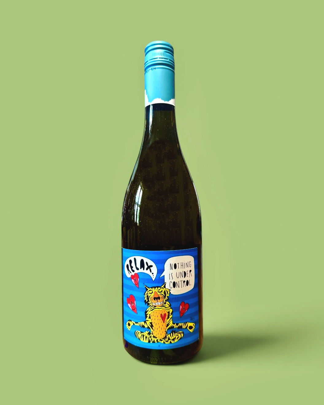 Weinflasche vor grünem Grund, Etikett „Spritz & Witz“ von Jean Rapp und EMTI: ein Tiger meditiert im Schneidersitz zwischen lachenden Herzen auf blauen Streifen, Sprechblasen „Relax…“ und „Nothing is under control.“