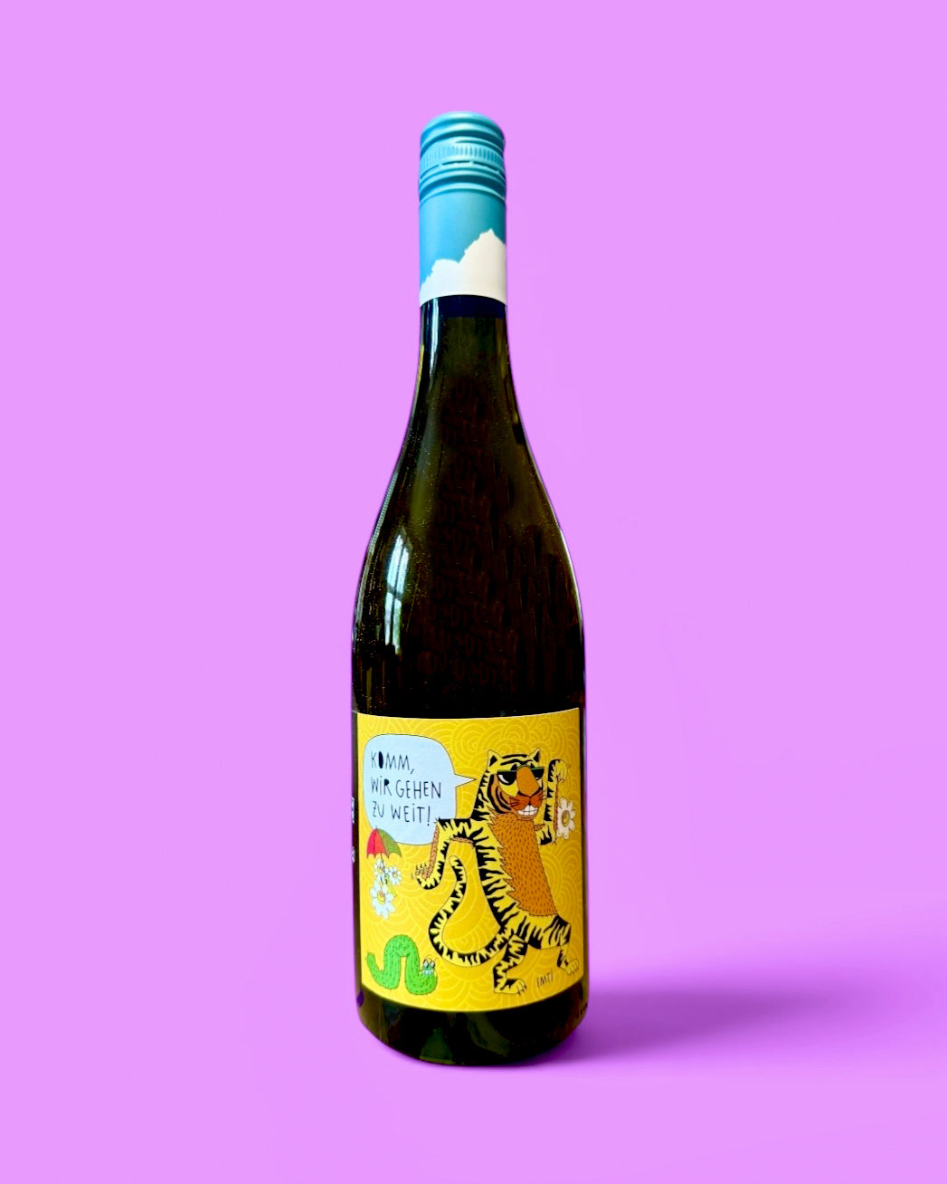 Weinflasche vor lila Grund, Etikett „Spritz & Witz“ von Jean Rapp und EMTI: ein Tiger mit Sonnenbrille tanzt mit Gänseblümchen und Regenschirm, Sprechblase „Komm, wir gehen zu weit!“