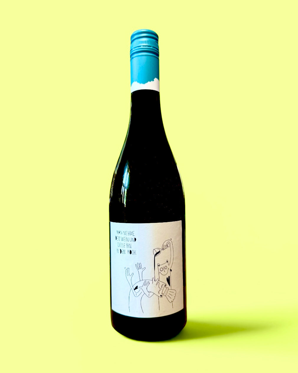 Weinflasche vor gelbgrünem Grund, Etikett „Vino Wisdom“ von Jean Rapp und EMTI, schwarz-weiße Zeichnung: eine Figur gießt einer zweiten Wein in den Mund, dazu „Man nehme den Wein und gieße ihn in den Koch.“
