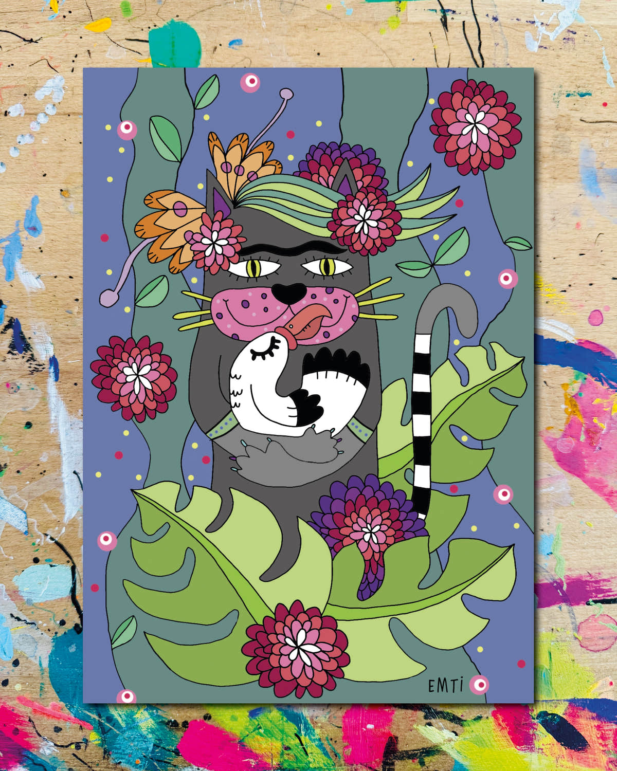 Postkarte: eine graue Katze mit Blumen im Haar hält einen Vogel, zwischen Blüten und Monstera-Blättern