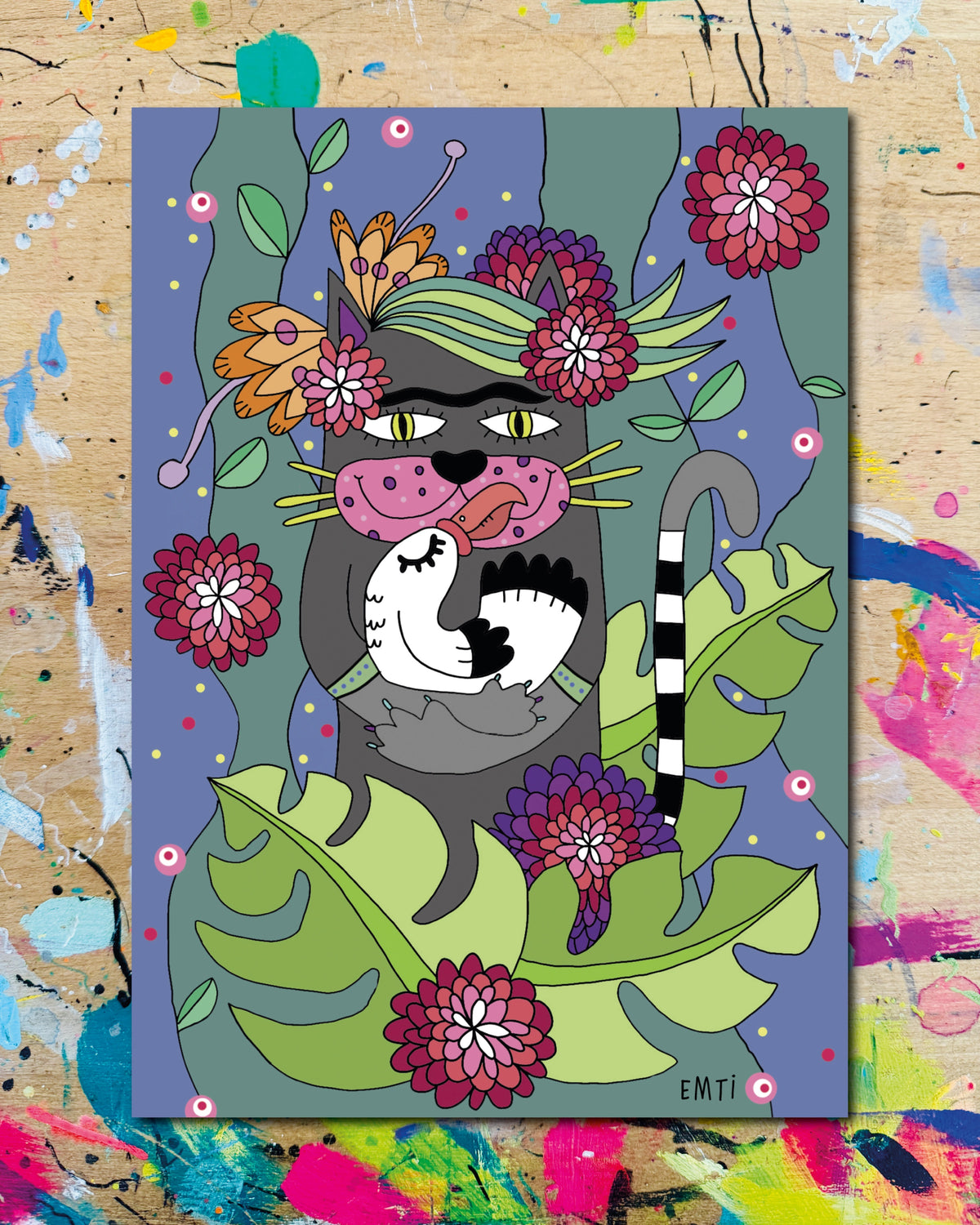 Postkarte: eine graue Katze mit Blumen im Haar hält einen Vogel, zwischen Blüten und Monstera-Blättern
