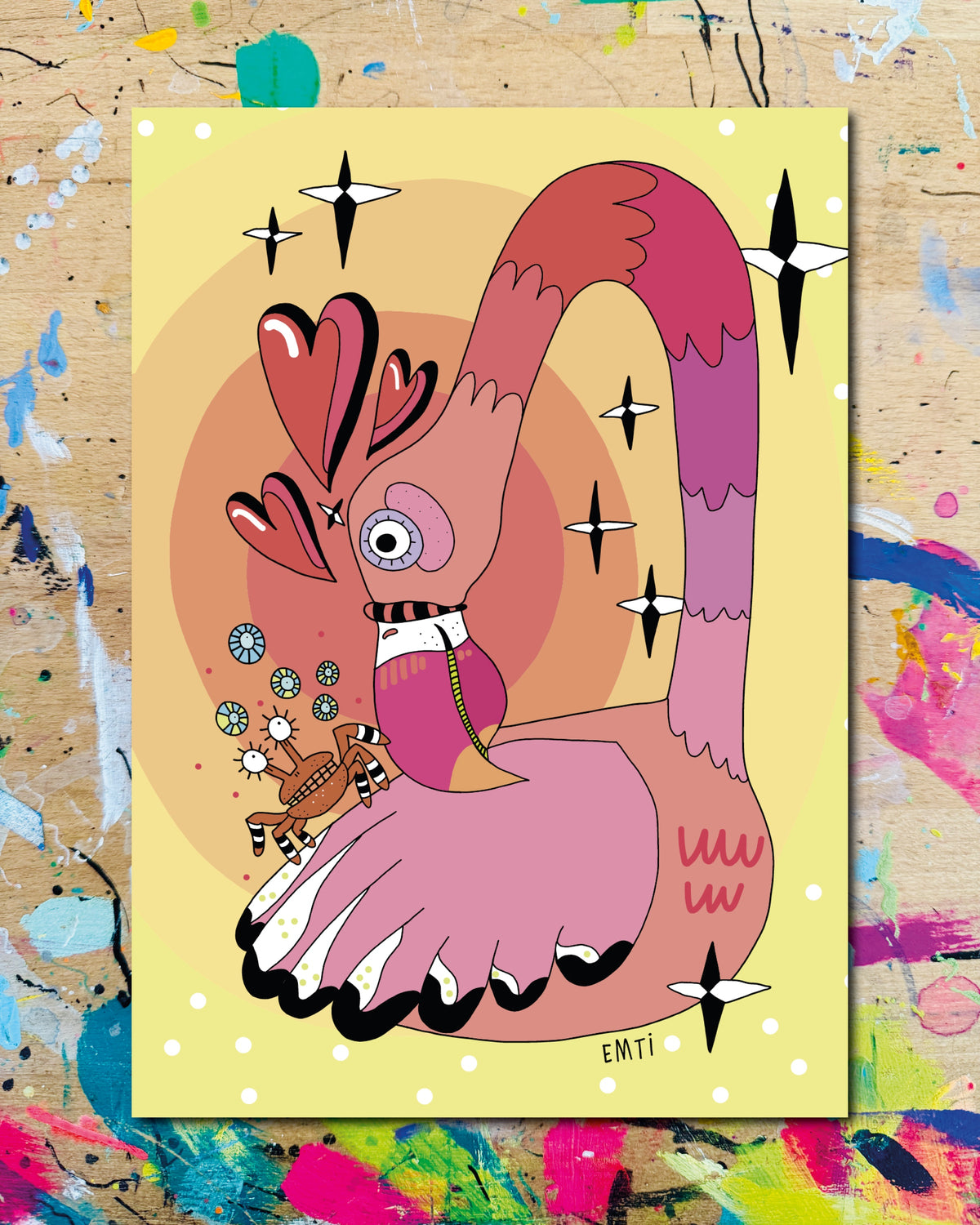 Postkarte: ein rosa Flamingo mit Herzen und Sternen auf gelbem Grund