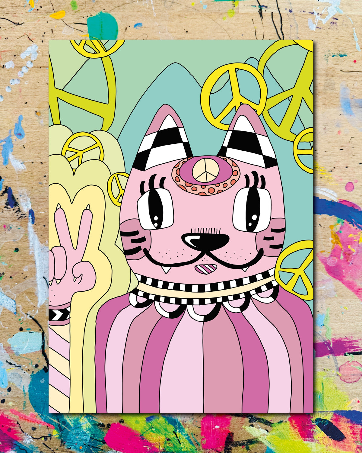 Postkarte: eine rosa Katze mit Peace-Zeichen auf der Stirn, umgeben von Peace-Zeichen