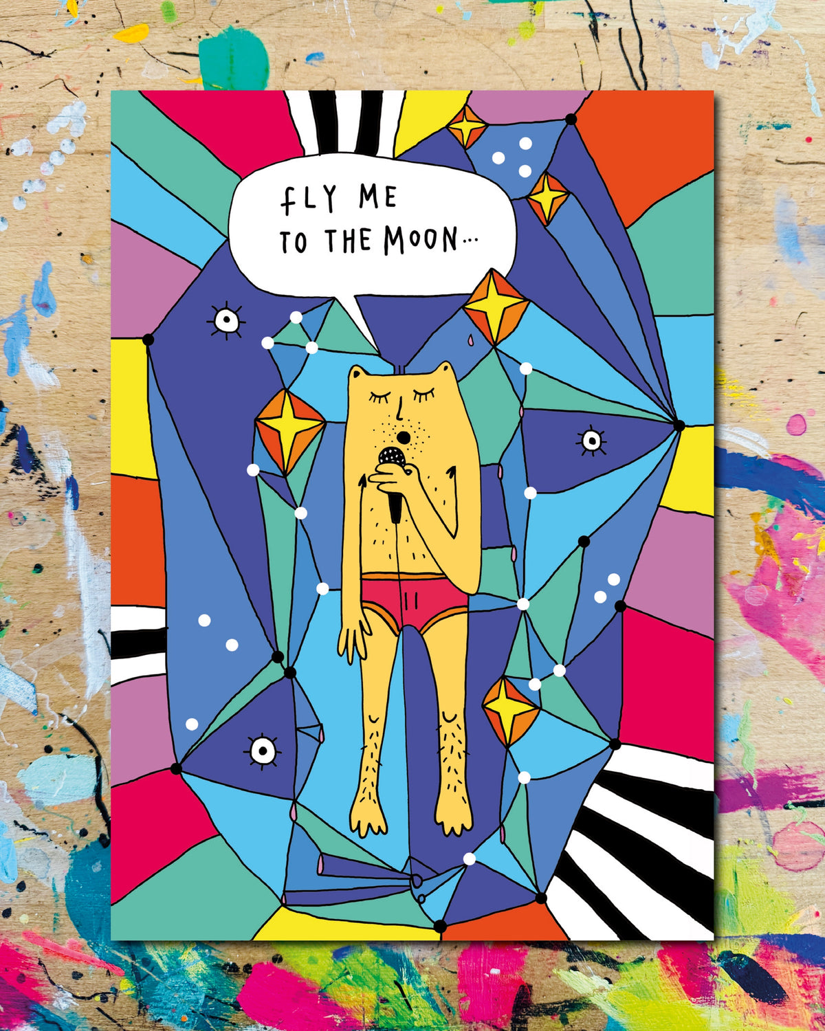 Postkarte: ein gelber Bär in roter Badehose singt in ein Mikrofon, zwischen bunten Facetten und Sternen, dazu der Schriftzug „Fly me to the moon…“