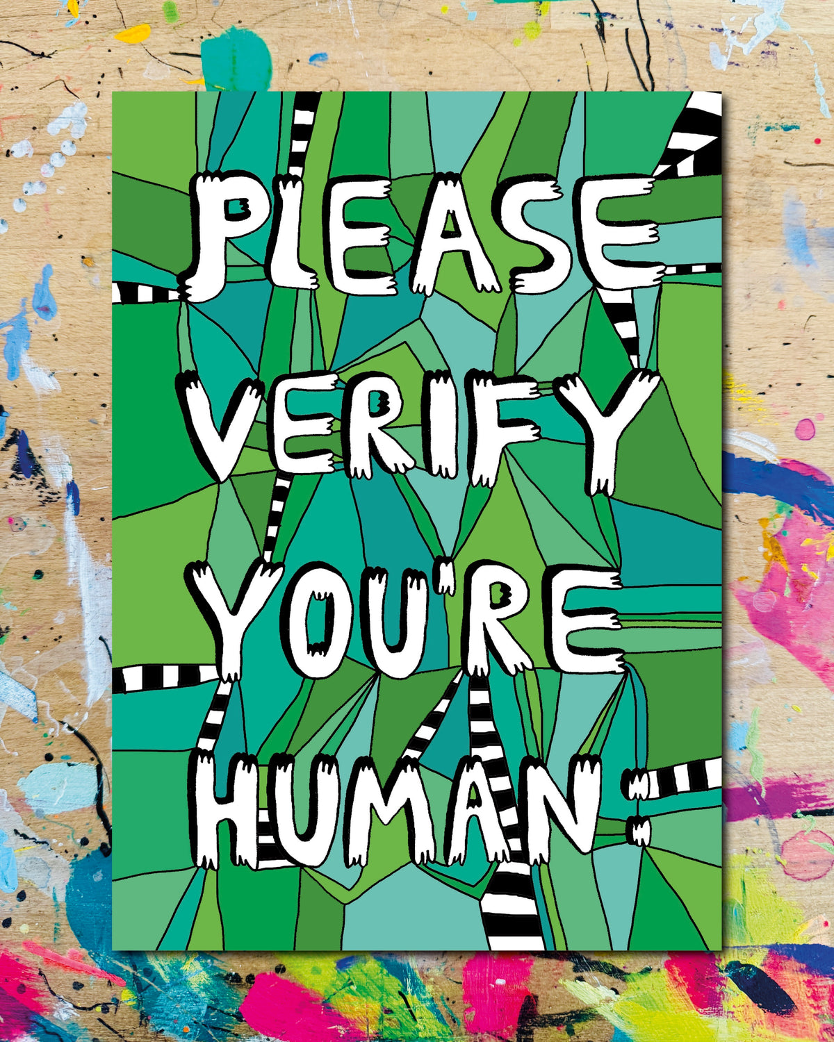 Postkarte: grünes Mosaikmuster mit schwarzweissen Streifen und dem Schriftzug „Please verify you are human“