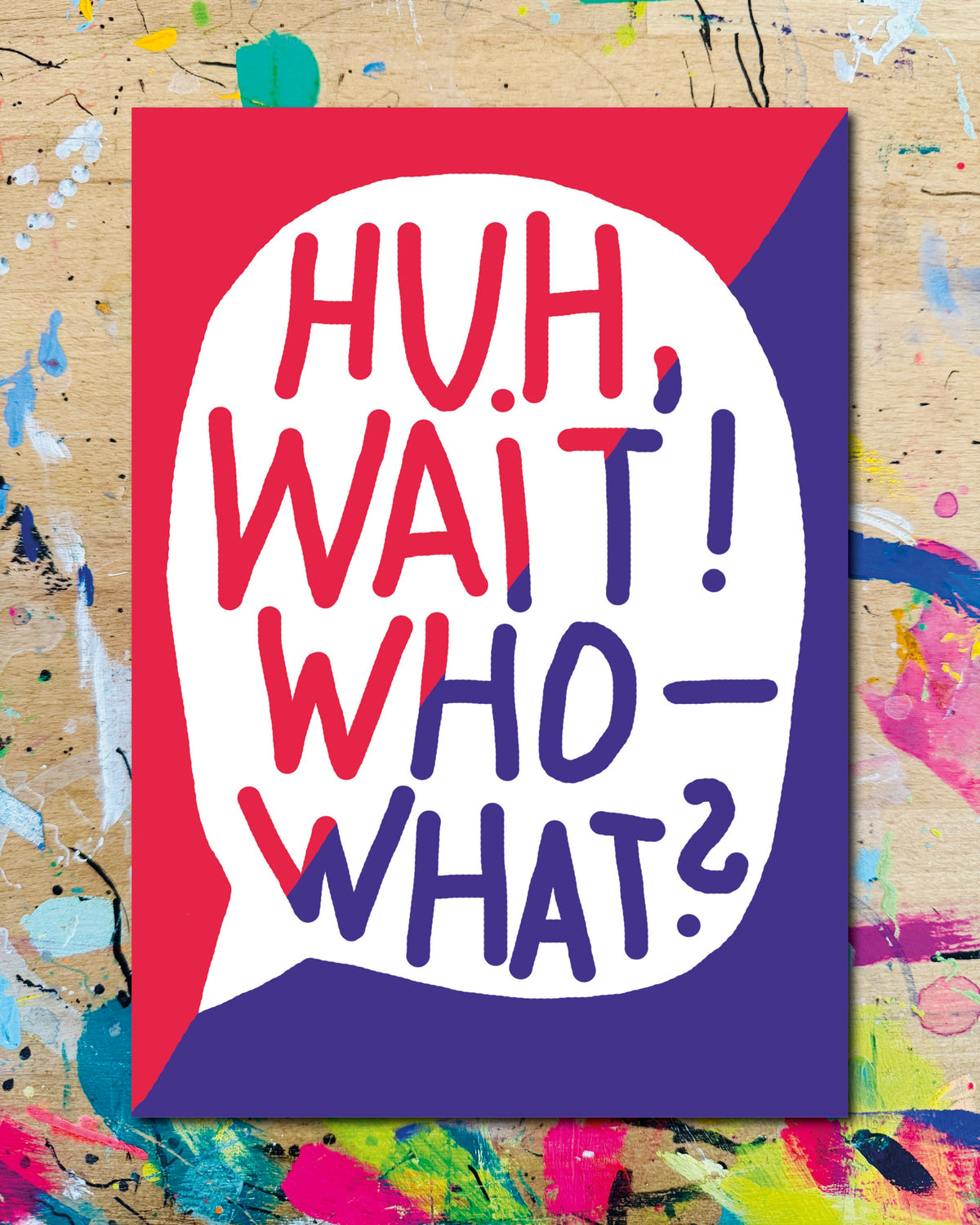 Postkarte: eine grosse Sprechblase auf rot-violettem Grund mit dem Schriftzug „Huh, wait! Who — what?“