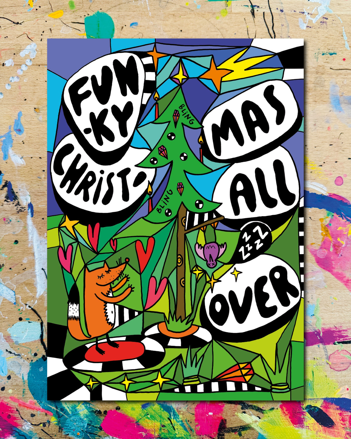 Postkarte: ein Fuchs neben einem geschmückten Tannenbaum, an dem eine Fledermaus schläft, dazu der Schriftzug „Funky Christmas all over“