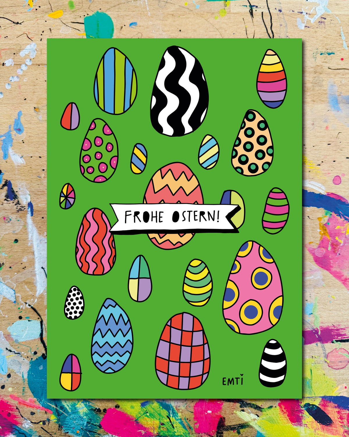 Postkarte: bunt gemusterte Ostereier auf grünem Grund, dazu der Schriftzug „Frohe Ostern!“