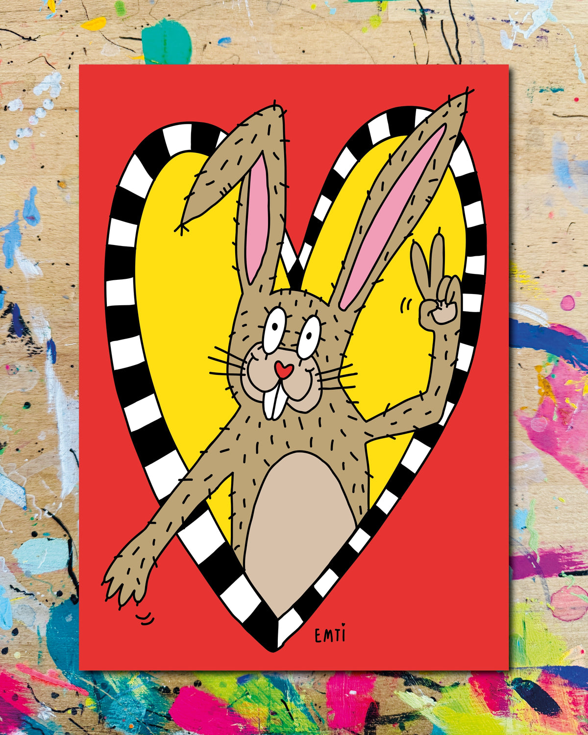 Postkarte: ein Hase macht ein Peace-Zeichen, in einem schwarzweiss gerahmten Herz auf rotem Grund