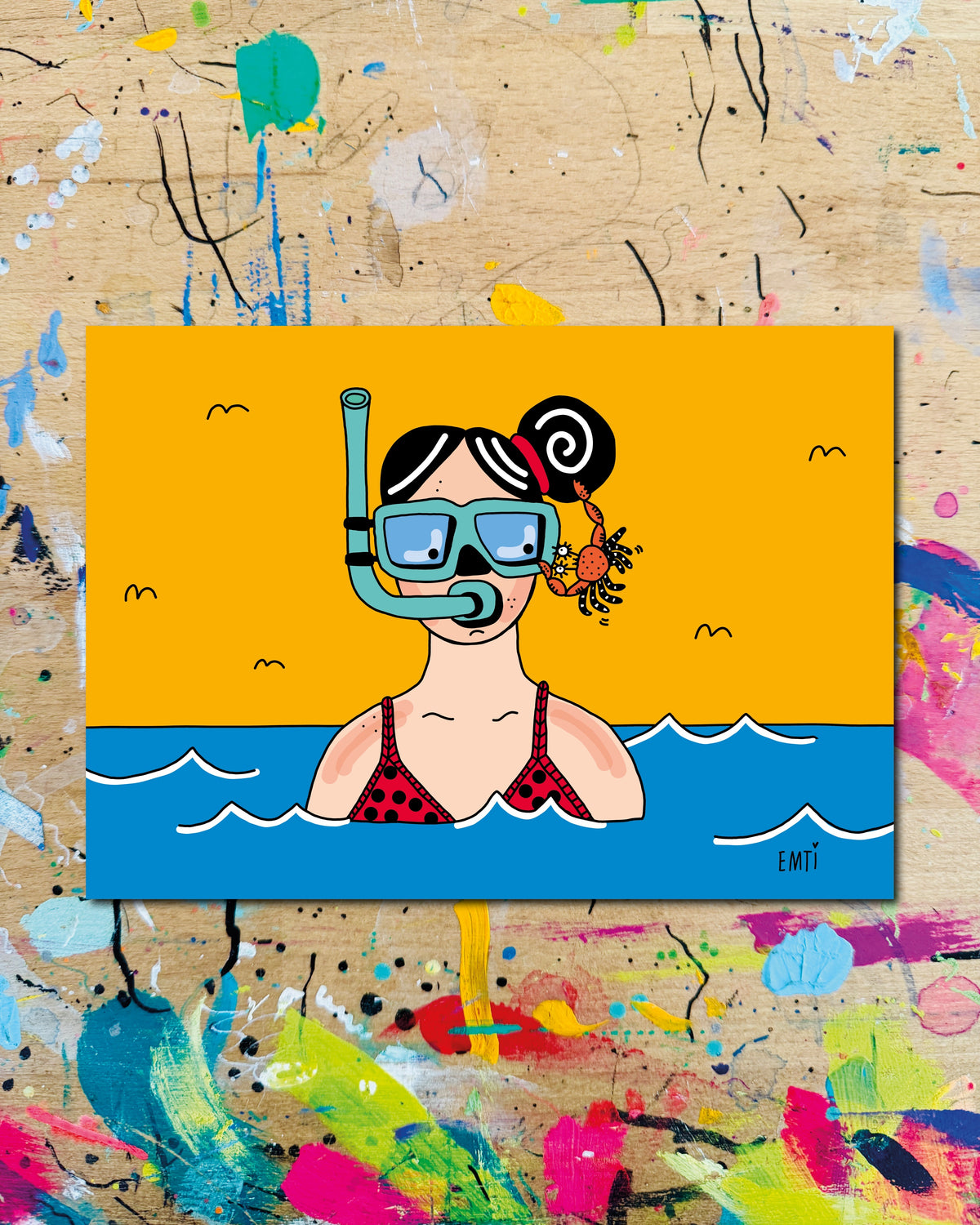 Postkarte quer: eine Schwimmerin mit Taucherbrille und Schnorchel im blauen Wasser vor gelbem Himmel, an der Taucherbrille hängt ein Krebs