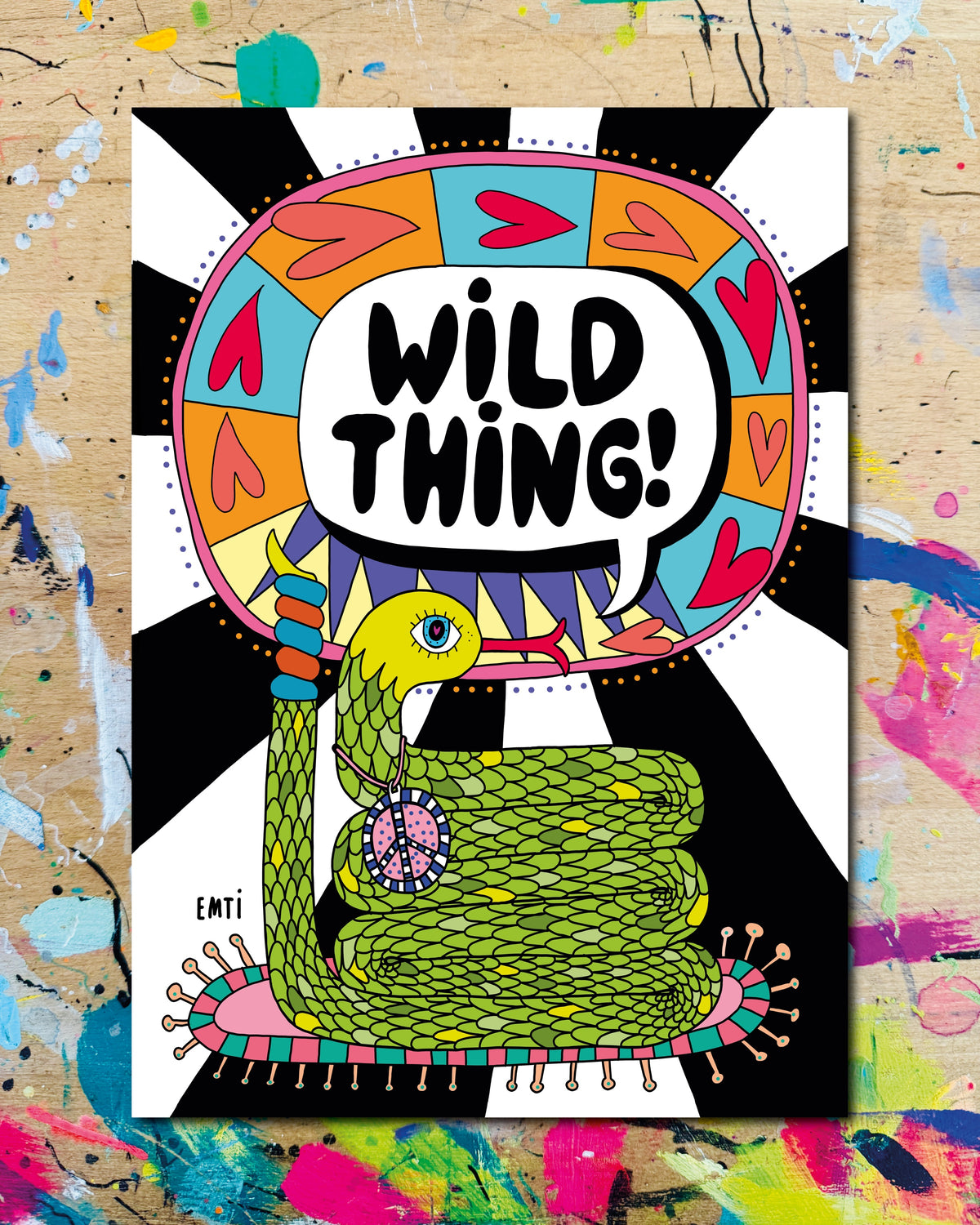 Postkarte: eine zusammengerollte grüne Schlange auf einem Teppich vor schwarzweissem Strahlenmuster, dazu der Schriftzug „Wild thing!“