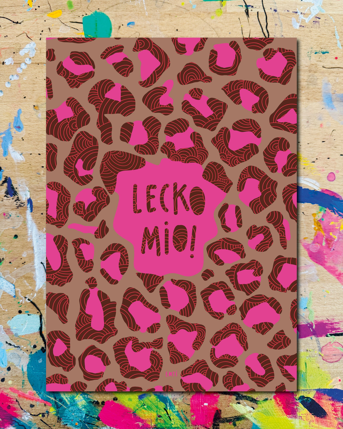 Postkarte: rosa-braunes Leopardenmuster mit dem Schriftzug „Lecko mio!“
