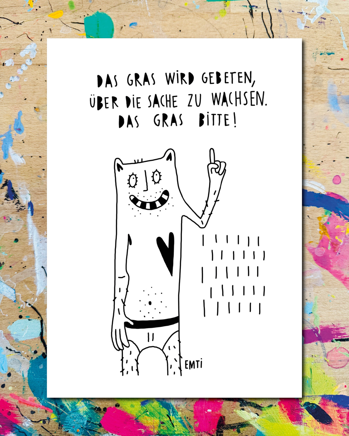 Postkarte: eine Figur in Unterhose mit erhobenem Zeigefinger neben einem Grasbüschel, dazu der Schriftzug „Das Gras wird gebeten, über die Sache zu wachsen. Das Gras, bitte!“