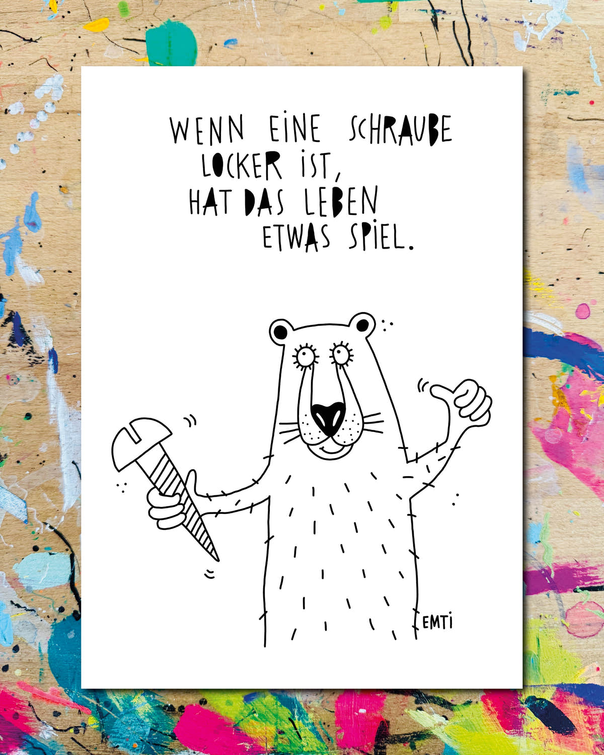 Postkarte: ein Bär hält eine Schraube und zeigt Daumen hoch, dazu der Schriftzug „Wenn eine Schraube locker ist, hat das Leben etwas Spiel.“