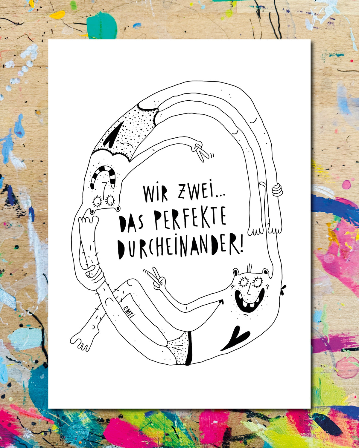 Postkarte: zwei lange Figuren, zu einem Knoten ineinander verschlungen, dazu der Schriftzug „Wir zwei… das perfekte Durcheinander!“