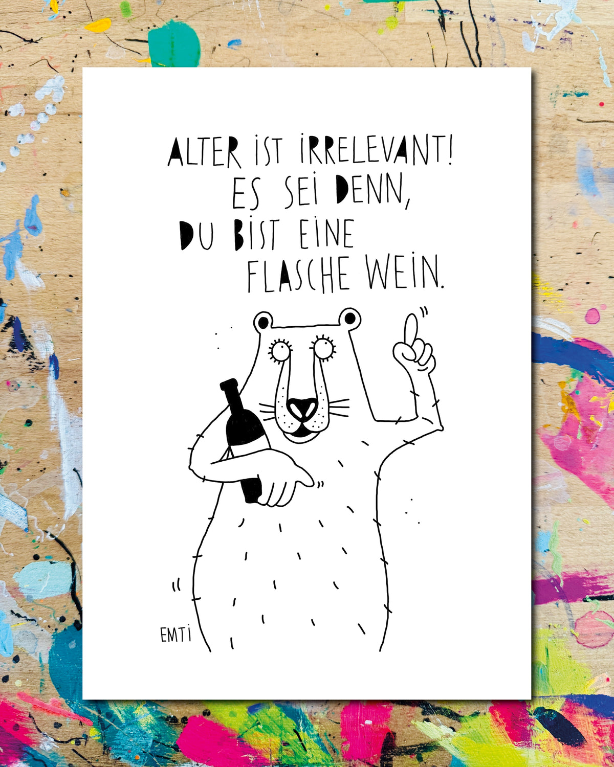 Postkarte: ein Bär mit einer Weinflasche und erhobenem Zeigefinger, dazu der Schriftzug „Alter ist irrelevant! Es sei denn, du bist eine Flasche Wein.“