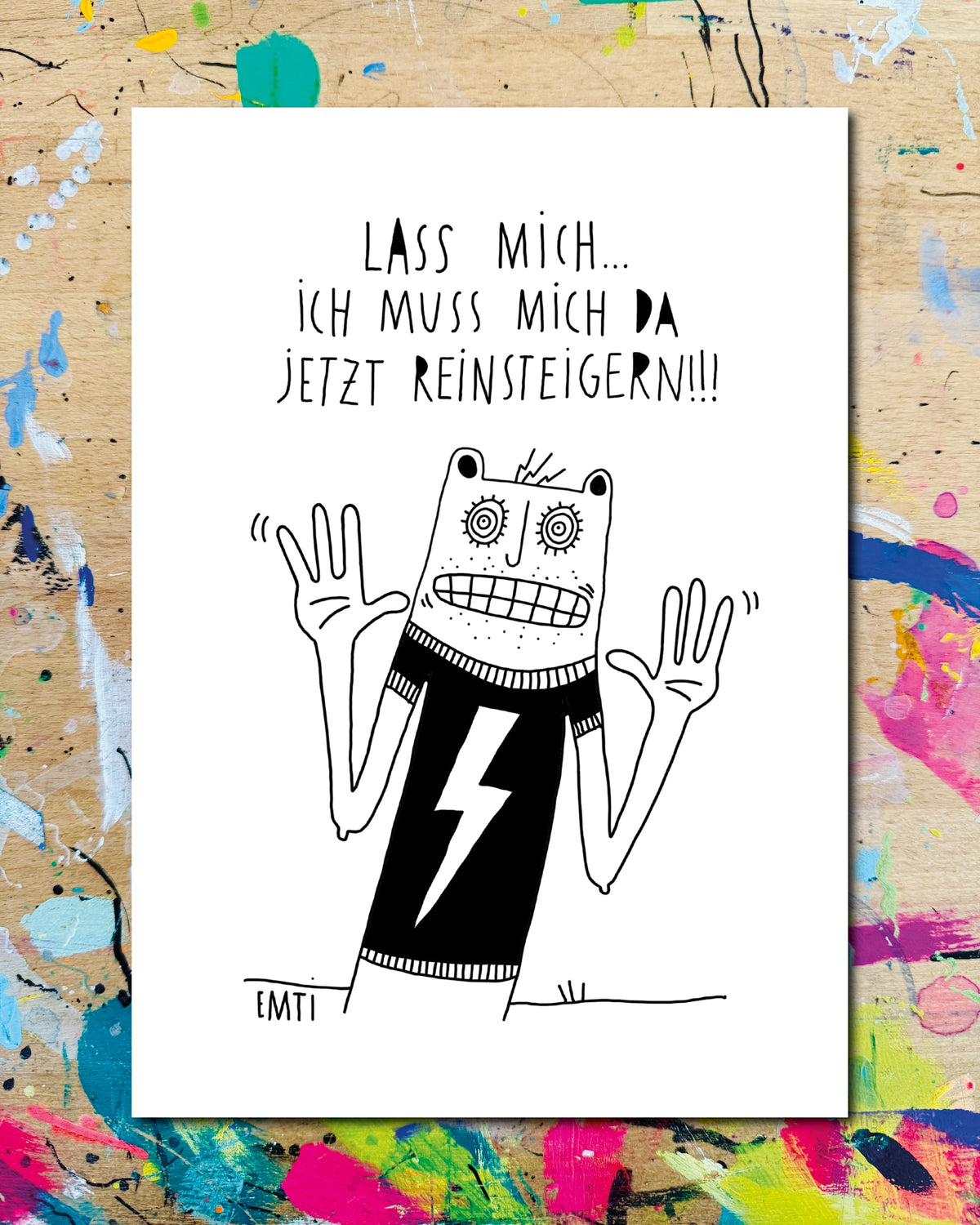 Postkarte: eine Figur im Blitz-Shirt mit aufgerissenen Augen und erhobenen Händen, dazu der Schriftzug „Lass mich… ich muss mich da jetzt reinsteigern!!!“