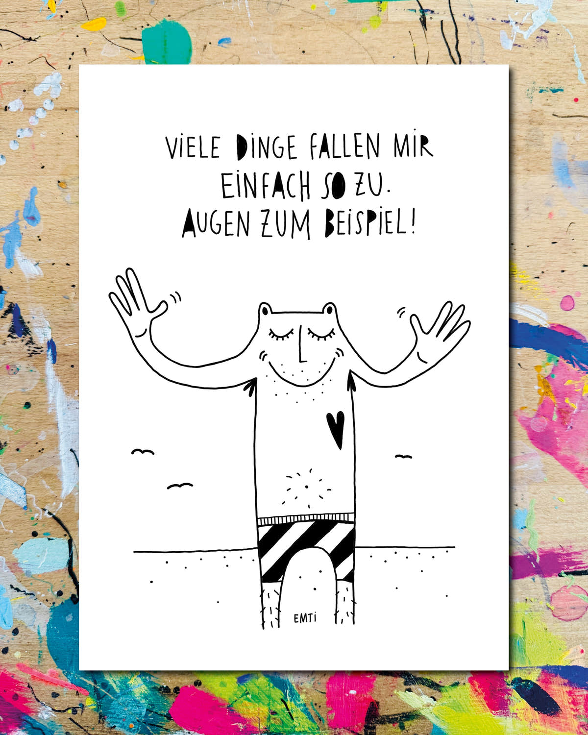 Postkarte: eine Figur in Badehose am Strand, mit geschlossenen Augen und erhobenen Armen, dazu der Schriftzug „Viele Dinge fallen mir einfach so zu. Augen zum Beispiel!“