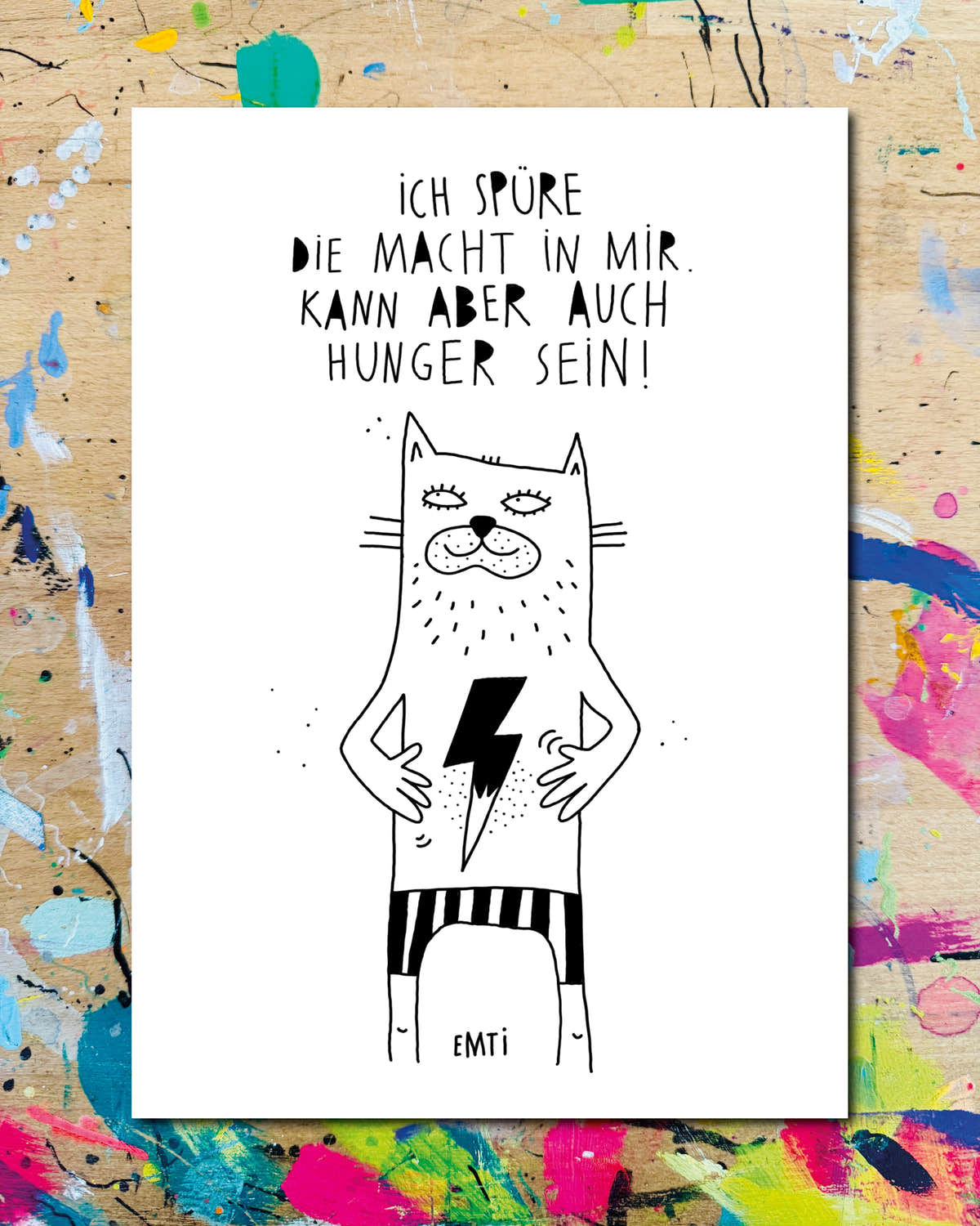 Postkarte: eine Katze mit Blitz auf dem Bauch und gestreifter Hose, die Pfoten in die Hüften gestemmt, dazu der Schriftzug „Ich spüre die Macht in mir. Kann aber auch Hunger sein!“