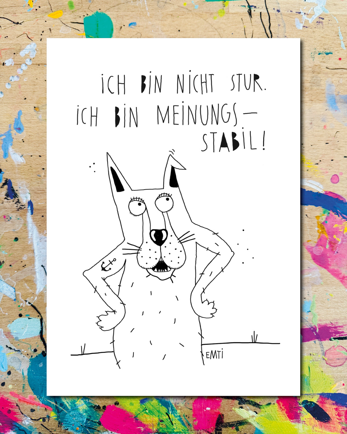 Postkarte: ein Hund mit spitzen Ohren und den Pfoten in der Hüfte, der nach oben schielt, dazu der Schriftzug „Ich bin nicht stur. Ich bin meinungsstabil!“