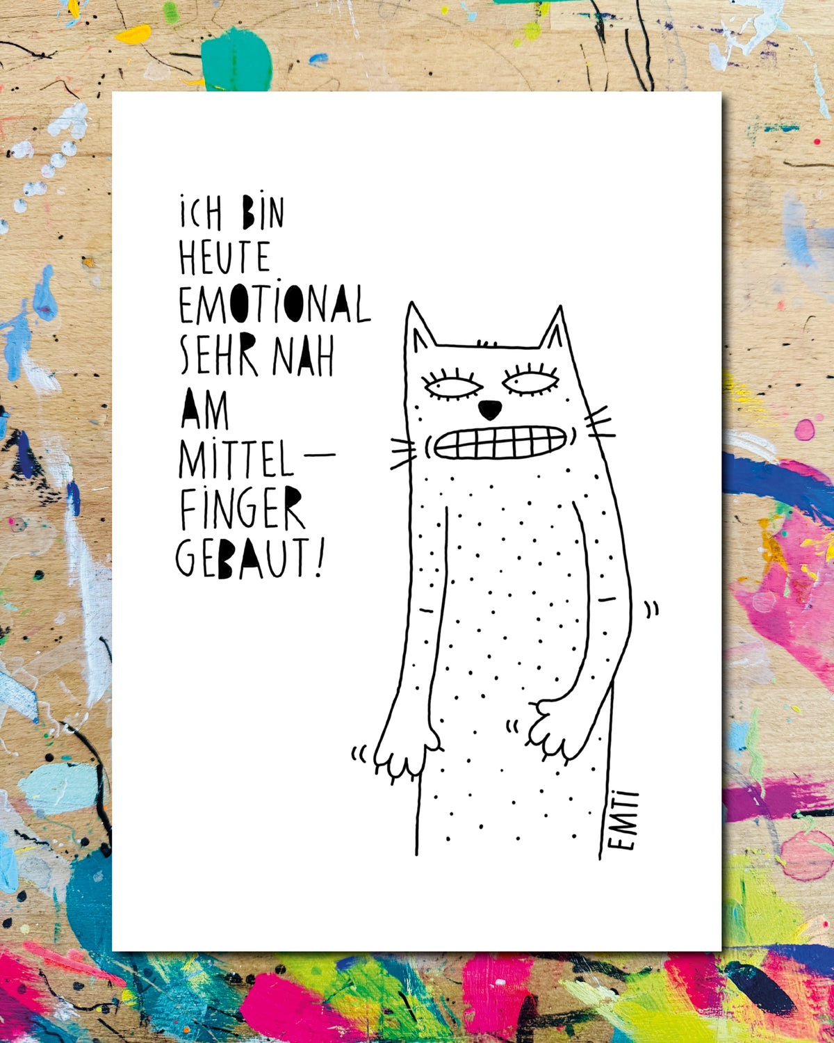 Postkarte: eine grinsende Katze mit hängenden Armen, dazu der Schriftzug „Ich bin heute emotional sehr nah am Mittelfinger gebaut!“