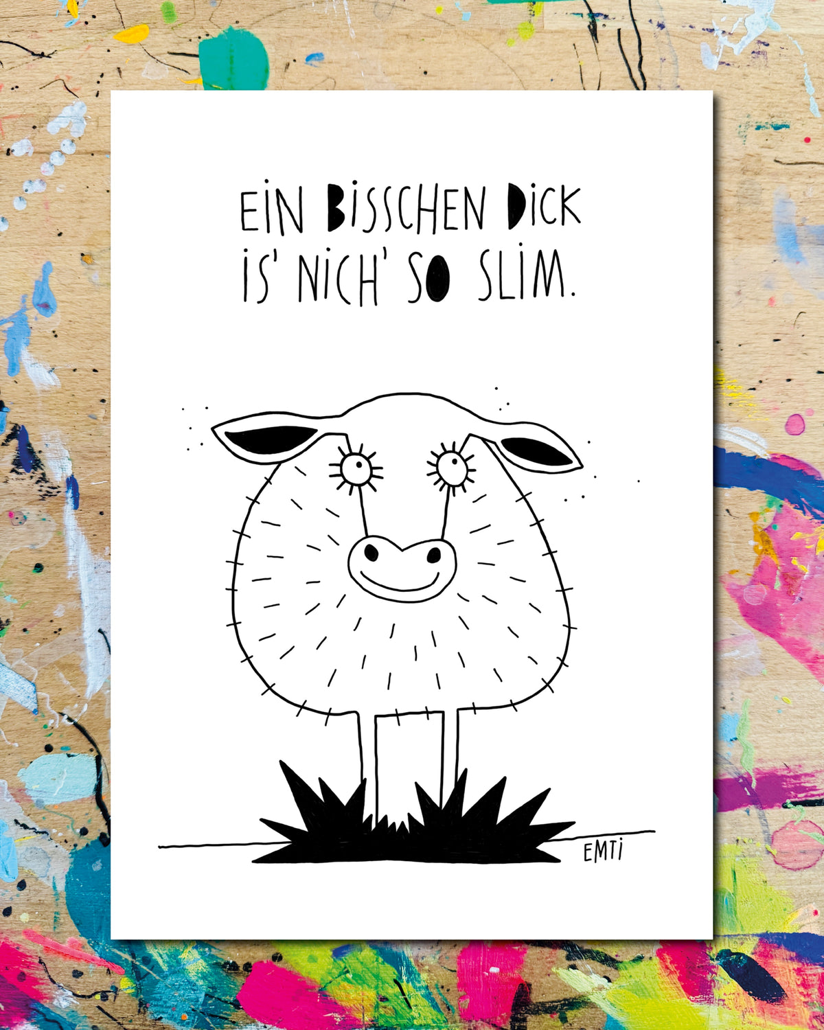 Postkarte: ein rundes Schaf auf einem Grasbüschel, dazu der Schriftzug „Ein bisschen dick is' nich' so slim.“
