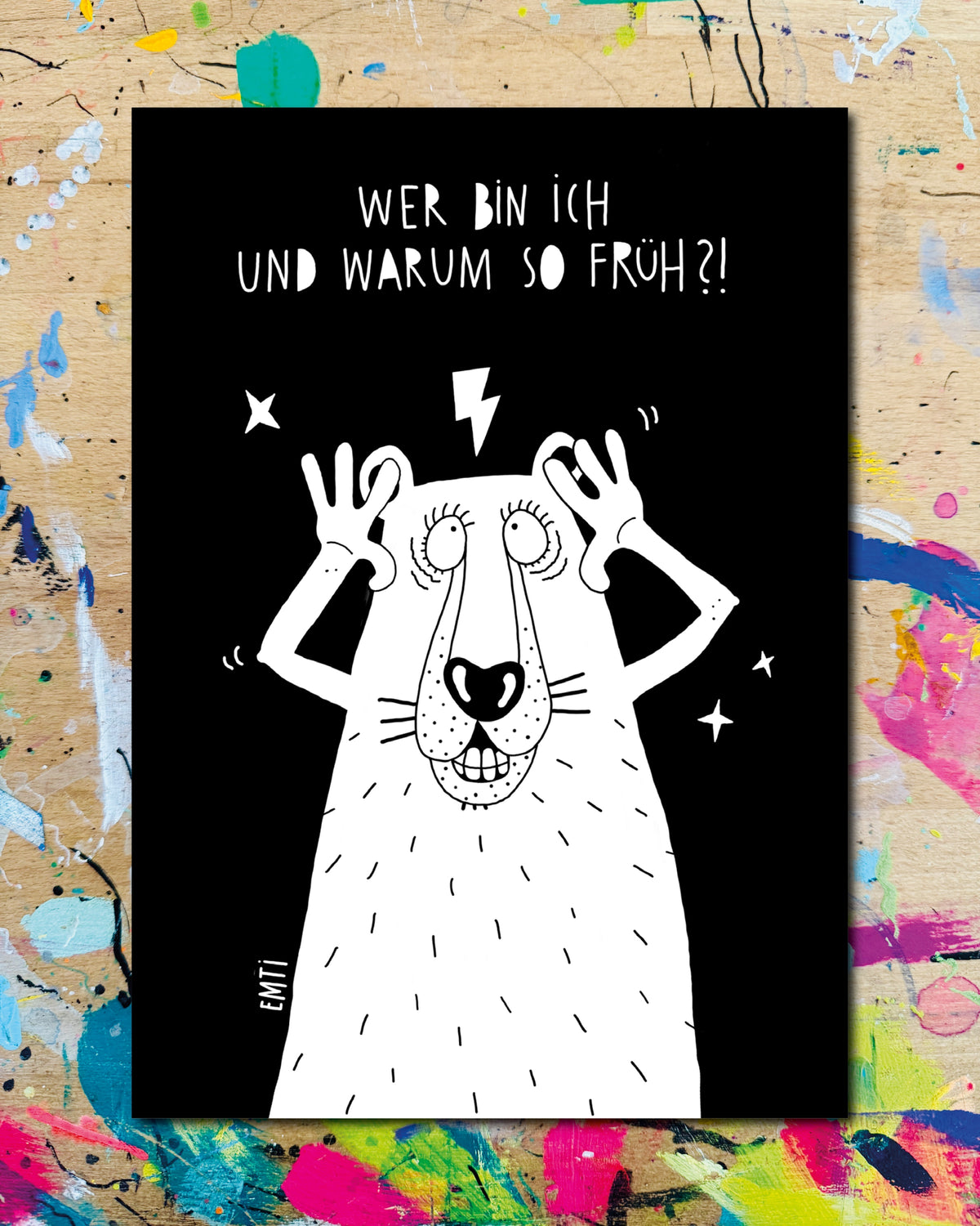 Postkarte: ein Bär hält sich mit den Fingern die Augen auf, auf schwarzem Grund, dazu der Schriftzug „Wer bin ich und warum so früh?!“