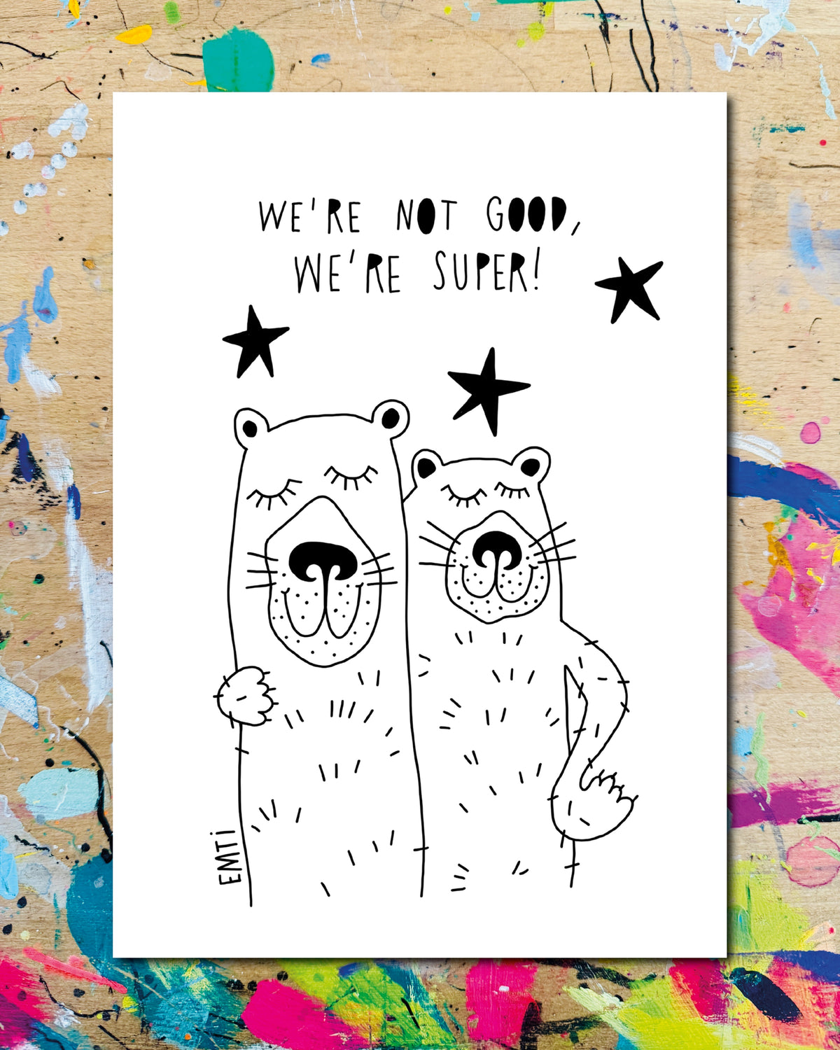 Postkarte: zwei Bären Arm in Arm zwischen Sternen, dazu der Schriftzug „We're not good, we're super!“
