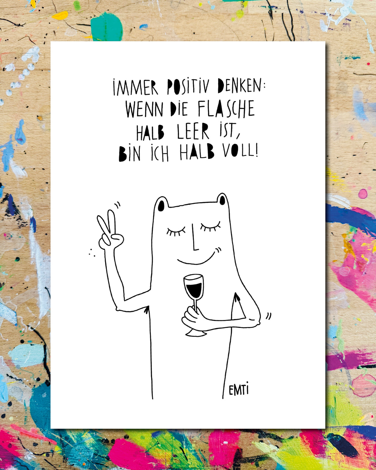 Postkarte: eine Figur mit Weinglas macht ein Peace-Zeichen, dazu der Schriftzug „Immer positiv denken: Wenn die Flasche halb leer ist, bin ich halb voll!“