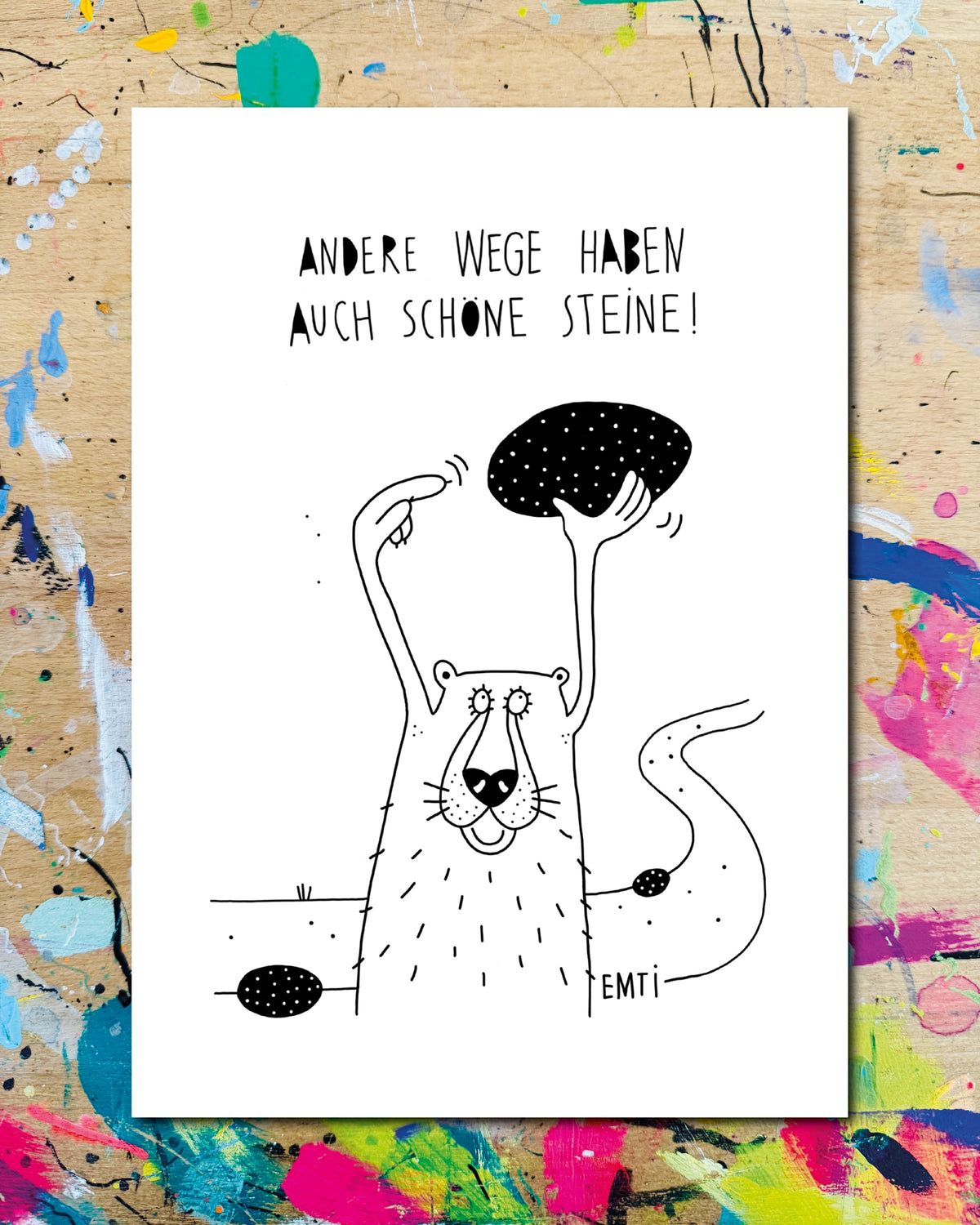 Postkarte: ein Bär stemmt einen Stein über den Kopf, dazu der Schriftzug „Andere Wege haben auch schöne Steine!“