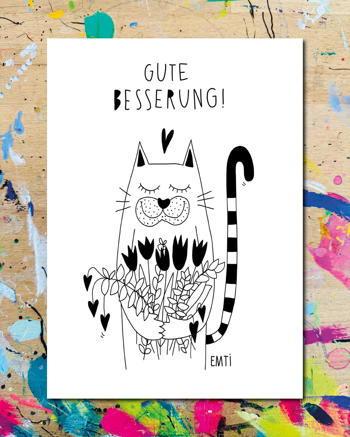 Postkarte: eine Katze mit Ringelschwanz hält einen Tulpenstrauss, dazu der Schriftzug „Gute Besserung!“