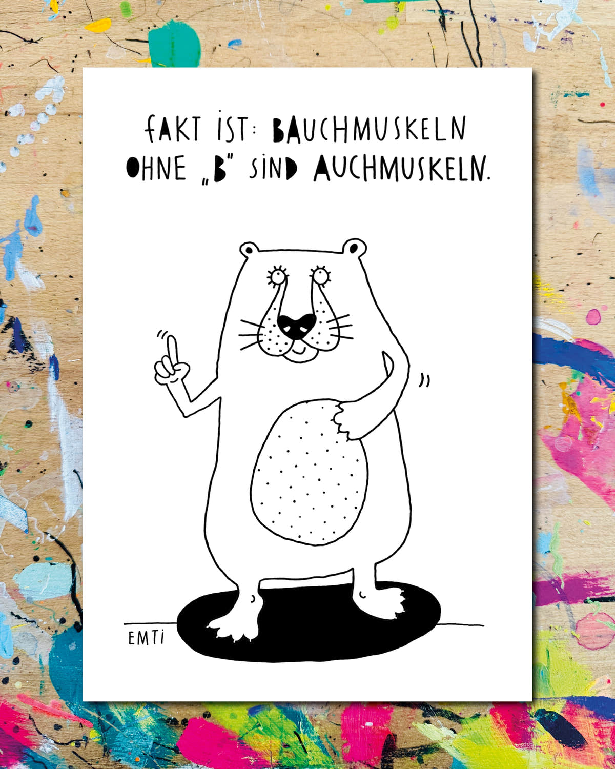 Postkarte: ein Bär mit gepunktetem Bauch und erhobenem Zeigefinger, dazu der Schriftzug „Fakt ist: Bauchmuskeln ohne B sind Auchmuskeln.“